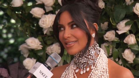 kim kardashian en video|Watch Kim Kardashian on Her Pearly Met Gala Look .